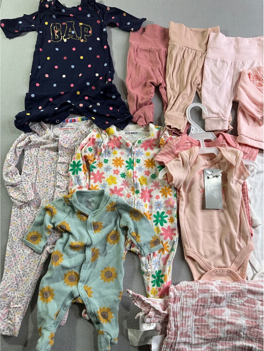 Baby Girl 0-3M 18 Pc Clothing Bundle GAP Magnetic Me Old Navy Disney Carter’s